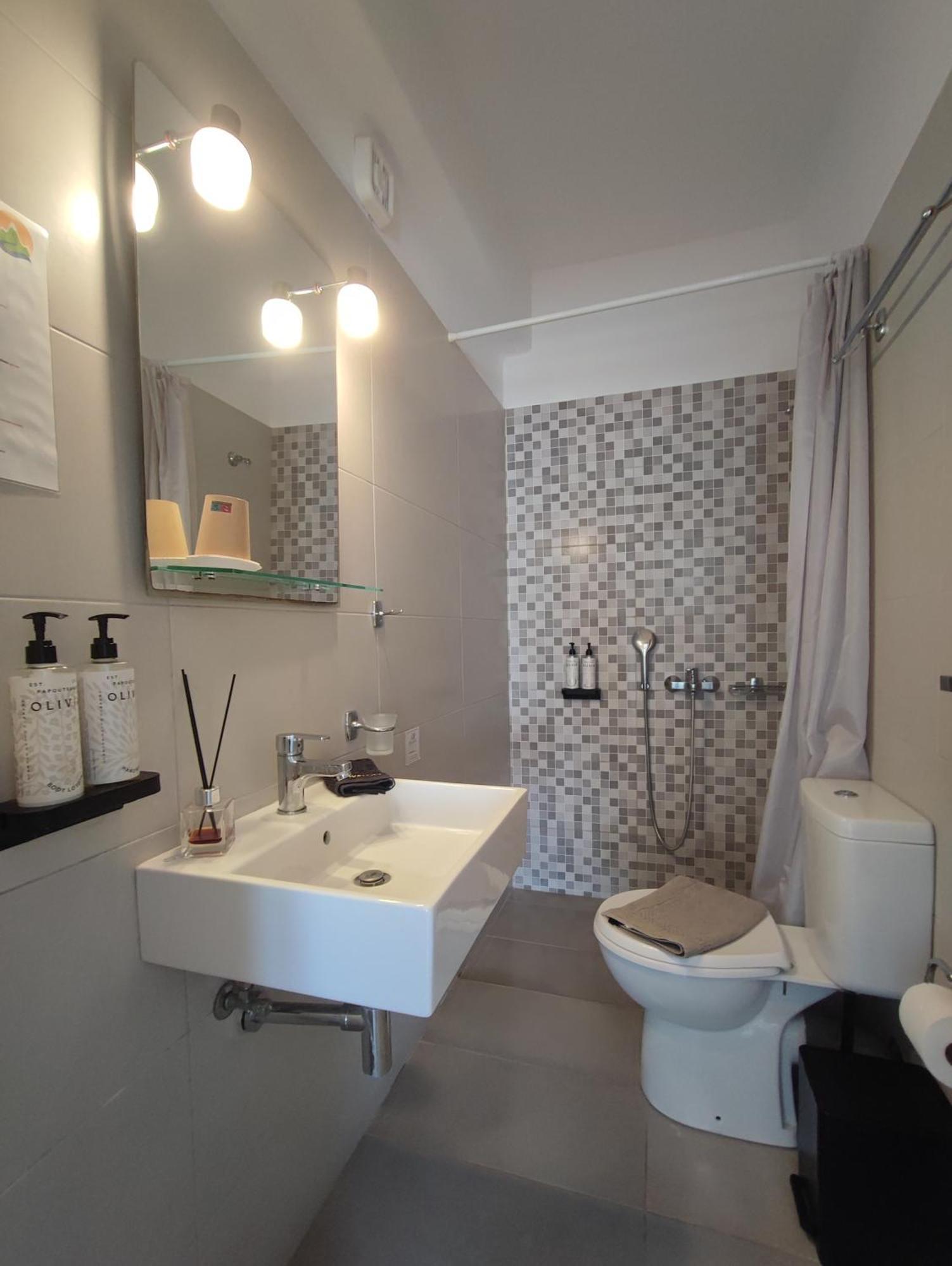 The Cliff Reflections - Adults Only Apartment เมกาโลคอรี ภายนอก รูปภาพ